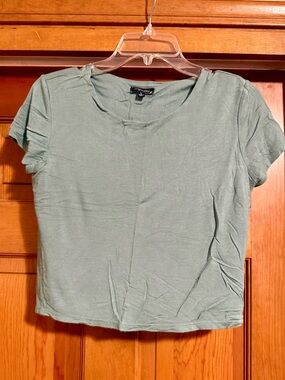 Women's Short Sleeve Scoop Neck Top in Sage Green
